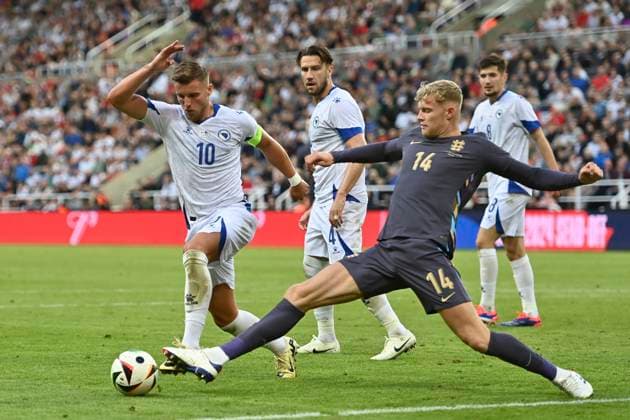 NEWCASTLE UPON TYNE, ENGLAND - JUNE 3: Ermedin DemiroviÄ? (L) of Bosnia & Herzegovina and Jarrad Branthwaite (R) of England battle for the ball during the International Friendly, Länderspiel, Nationalmannschaft match between England and Bosnia & Herzegovina at St James Park on June 3, 2024 in Newcastle upon Tyne, England. (Photo by Will Palmer SPP) (Will Palmer SPP) Copyright: xWillxPalmer SPPx spp-en-WiPa-RC4_WPA_ENGxBOS_03jun2024_SP-8926