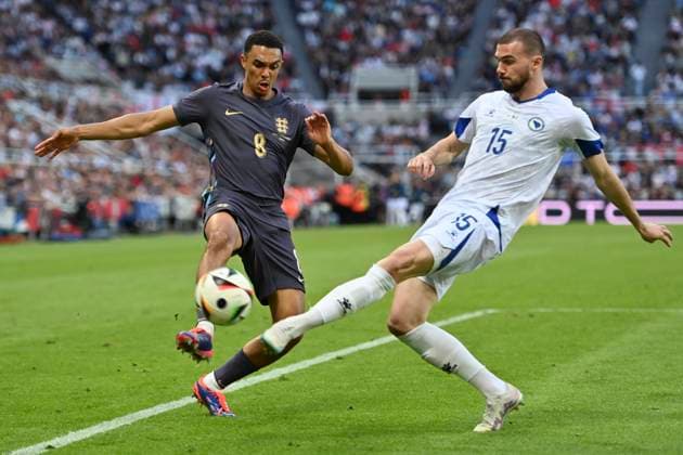 NEWCASTLE UPON TYNE, ENGLAND - JUNE 3: Nihad MujakiÄ?(R) of Bosnia & Herzegovina and Trent Alexander-Arnold (L) of England in battle for the ball during the International Friendly, Länderspiel, Nationalmannschaft match between England and Bosnia & Herzegovina at St James Park on June 3, 2024 in Newcastle upon Tyne, England. (Photo by Will Palmer SPP) (Will Palmer SPP) Copyright: xWillxPalmer SPPx spp-en-WiPa-RC4_WPA_ENGxBOS_03jun2024_SP-8949