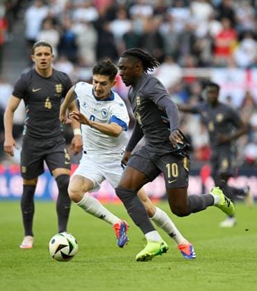 Eberechi Eze of England is pressured by Armin Gigovic of Bosnia and Herzegovina England v Bosnia and Herzegovina, International Friendly, Länderspiel, Nationalmannschaft Football, St James Park, Newcastle, UK, 03 June 2024 EDITORIAL USE ONLY No use with unauthorised audio, video, data, fixture lists, club league logos or live services. Online in-match use limited to 120 images, no video emulation. No use in betting, games or single club league player publications.  Copyright: xGreigxCowie Shutterstockx 14520843bj