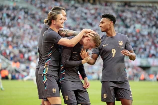 England v Bosnia & Herzegovina - International Friendly, Länderspiel, Nationalmannschaft England?s Cole Palmer is congratulated after he scores from the spot during the international friendly match between England and Bosnia & Herzegovina at St James Park on June 3, 2024 in Newcastle upon Tyne, England. Newcastle upon Tyne St. James Park England United Kingdom Copyright: xRichardxSellers Sportsphoto APLx 14039721