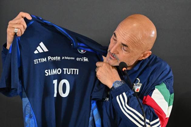 Head coach of Italy Luciano Spalletti shows the shirt for the day of the Ã¢& x80;& x98;Fantastic FiveÃ¢& x80;& x99; number 10s during press conference, PK, Pressekonferenz UEFA European Football Championship in Florence, Italy, June 03 2024  Copyright: xLisaxGuglielmi IPAxSportx xipa-ax xx IPA_46790862 IPA_Agency_IPA46790862