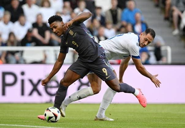 Ollie Watkins of England is challenged by Nikola Katic of Bosnia and Herzegovina England v Bosnia and Herzegovina, International Friendly, Länderspiel, Nationalmannschaft Football, St James Park, Newcastle, UK, 03 June 2024 EDITORIAL USE ONLY No use with unauthorised audio, video, data, fixture lists, club league logos or live services. Online in-match use limited to 120 images, no video emulation. No use in betting, games or single club league player publications.  Copyright: xGreigxCowie Shutterstockx 14520843bu