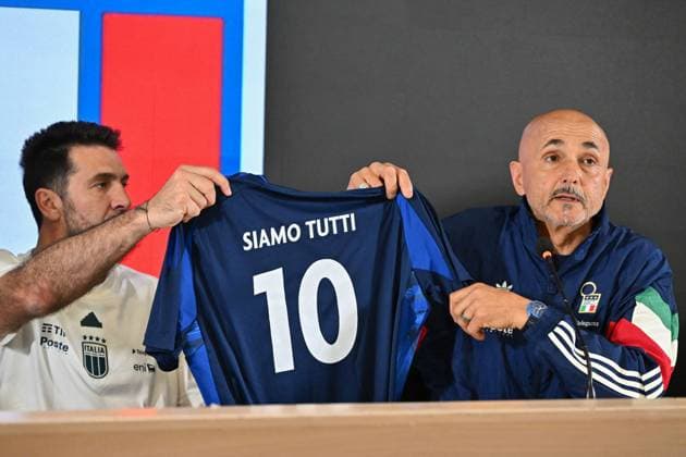 UEFA European Football Championship - press conference, PK, Pressekonferenz Head coach of Italy Luciano Spalletti and Chief of Italian delegation Gianlugi Buffon show the shirt for the day of the Ã¢& x80;& x98;Fantastic FiveÃ¢& x80;& x99; number 10s during Press conference, UEFA European Football Championship in Florence, Italy, June 03 2024 Florence Italy  Copyright: xIPAxSport ABACAx