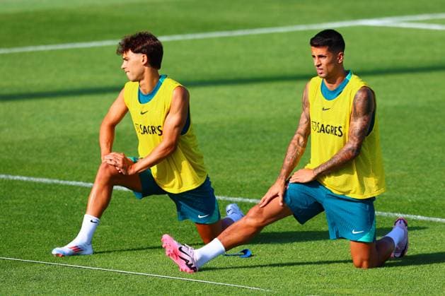 Portugal Fussball Nationalmannschaft, Selecao, Training 03.06.2024,warm-up, Vorbereitung zur Europameisterschaft 2024 , Joao FÃ lix (Portugal), Joao Cancelo (Portugal) Copyright: FernandoxSoares