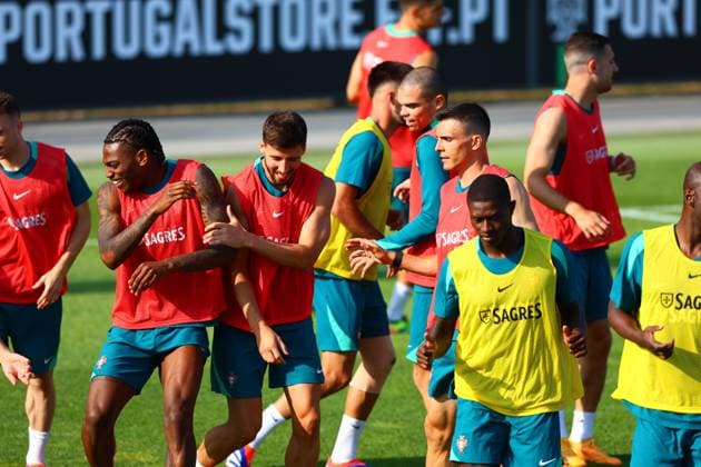Portugal Fussball Nationalmannschaft, Selecao, Training 03.06.2024,warm-up, Vorbereitung zur Europameisterschaft 2024 , Lockeres Training Copyright: FernandoxSoares