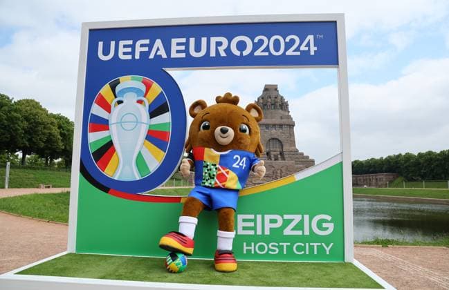 Leipzig, 03.06.2024, Völkerschlachtdenkmal, Fussball, UEFA EURO, EM, Europameisterschaft,Fussball 2024, Host City Leipzig , Enthüllung Spectacular zur UEFA EURO 2024 am Völkerschlachtdenkmal. , Im Foto; EM Maskottchen Albärt Albaert präsentiert das Spectacular. , Nur zur redaktionellen Nutzung. Only editorial use. ,