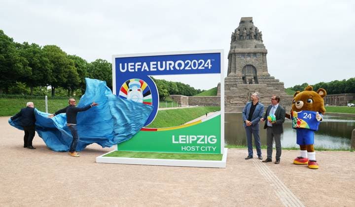 Leipzig, 03.06.2024, Völkerschlachtdenkmal, Fussball, UEFA EURO, EM, Europameisterschaft,Fussball 2024, Host City Leipzig , Enthüllung Spectacular zur UEFA EURO 2024 am Völkerschlachtdenkmal. , Im Foto; Kulturbotschafter der Host City Leipzig, Jürgen Zielinski, Zoo Direktor Jörg Junghold, EM Maskottchen Albärt Albaert, Geschäftsführer der Stiftung Völkerschlachtdenkmal, Anselm Hartinger, Projektleiter Uefa Euro 2024 Host City Leipzig, Stefan Schedler präsentieren das Spectacular. , Nur zur redaktionellen Nutzung. Only editorial use. ,