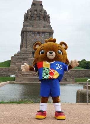 Leipzig, 03.06.2024, Völkerschlachtdenkmal, Fussball, UEFA EURO, EM, Europameisterschaft,Fussball 2024, Host City Leipzig , Enthüllung Spectacular zur UEFA EURO 2024 am Völkerschlachtdenkmal. , Im Foto; EM Maskottchen Albärt Albaert. , Nur zur redaktionellen Nutzung. Only editorial use. ,