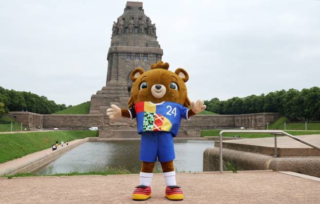 Leipzig, 03.06.2024, Völkerschlachtdenkmal, Fussball, UEFA EURO, EM, Europameisterschaft,Fussball 2024, Host City Leipzig , Enthüllung Spectacular zur UEFA EURO 2024 am Völkerschlachtdenkmal. , Im Foto; EM Maskottchen Albärt Albaert. , Nur zur redaktionellen Nutzung. Only editorial use. ,