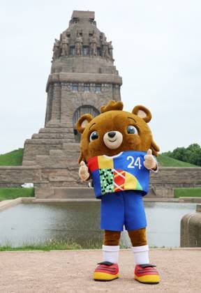 Leipzig, 03.06.2024, Völkerschlachtdenkmal, Fussball, UEFA EURO, EM, Europameisterschaft,Fussball 2024, Host City Leipzig , Enthüllung Spectacular zur UEFA EURO 2024 am Völkerschlachtdenkmal. , Im Foto; EM Maskottchen Albärt Albaert. , Nur zur redaktionellen Nutzung. Only editorial use. ,