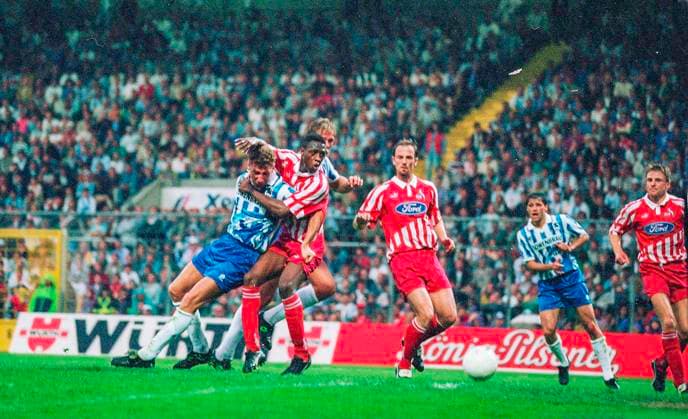 Archivbilder der Woche SPORT KW23 TSV 1860 München - 1. FC Köln 2 : 1 1 : 0 durch Piotr Nowak (nicht im Bild) - v.li.: Gerangel im Sechzehner zwischen Bernhard Winkler und Pablo Thiam, daneben schauen Olaf Bodden, Karsten Baumann, alexander Kutschera und Alfons Higl dem Ball hinterher Piotr Nowak *** TSV 1860 München 1 FC Köln 2 1 1 0 by Piotr Nowak not in the picture from left tussle in the sixteen between Bernhard Winkler and Pablo Thiam, next to them Olaf Bodden, Karsten Baumann, alexander Kutschera and Alfons Higl look after the ball Piotr Nowak
