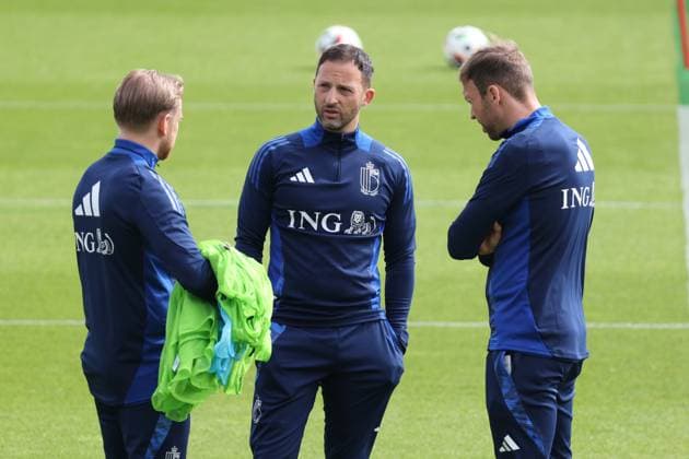 Sport Bilder des Tages L-R, assistant coach Luke Benstead, Belgium s head coach Domenico Tedesco and assistant coach Andreas Hinkel pictured during a training session of Belgian national soccer team Red Devils, at the Royal Belgian Football Association s training center in Tubize, Tuesday 04 June 2024. Tomorrow the Red Devils are playing a friendly game against Montenegro, in preparation of the upcoming Euro 2024 European Championships in Germany. VIRGINIExLEFOUR  x93930485x