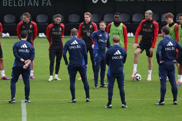 L-R, 21 Belgium s Timothy Castagne, Belgium s Yannick Carrasco, Belgium s Kevin De Bruyne and Belgium s head coach Domenico Tedesco pictured at a training session of Belgian national soccer team Red Devils, at the Royal Belgian Football Association s training center in Tubize, Tuesday 04 June 2024. Tomorrow the Red Devils are playing a friendly game against Montenegro, in preparation of the upcoming Euro 2024 European Championships in Germany. VIRGINIExLEFOUR  x93931192x