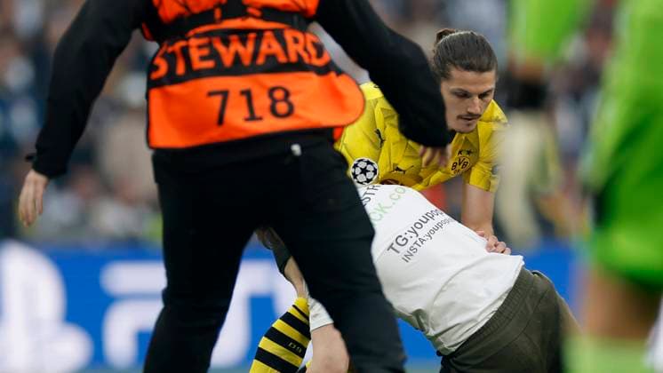 Nico Schlotterbeck (BVB, 04), haellt einen Flitzer auf. GB, London, Wembley Stadium, Champions League Finale, BVB Dortmund vs Real Madird, Spielzeit 2023 2024, 01.06. 2024, Copyright: HMBxMedia HeikoxBecker