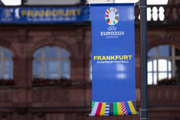 Fußball Europameisterschaft 2024 - Frankfurt am Main Anlässlich der Fußball Europameisterschaft der Männer 2024 (offiziell UEFA EURO, EM, Europameisterschaft,Fussball 2024), die vom 14. Juni bis zum 14. Juli 2024 in Deutschland stattfindet, hängen in Frankfurt am Main, einem der Austragungsorte der EM, zahlreiche Banner mit der Aufschrift FRANKFURT IS UNITED BY FOOTBALL . Das Frankfurter Waldstadion ist Austragungsort für vier Gruppenspiele sowie ein Achtelfinalspiel. Frankfurt am Main Hessen Deutschland