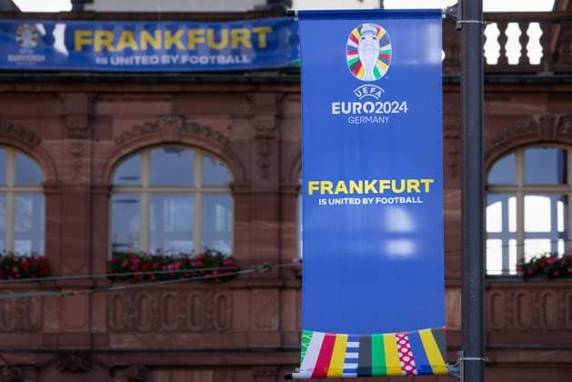 Fußball Europameisterschaft 2024 - Frankfurt am Main Anlässlich der Fußball Europameisterschaft der Männer 2024 (offiziell UEFA EURO, EM, Europameisterschaft,Fussball 2024), die vom 14. Juni bis zum 14. Juli 2024 in Deutschland stattfindet, hängen in Frankfurt am Main, einem der Austragungsorte der EM, zahlreiche Banner mit der Aufschrift FRANKFURT IS UNITED BY FOOTBALL . Das Frankfurter Waldstadion ist Austragungsort für vier Gruppenspiele sowie ein Achtelfinalspiel. Frankfurt am Main Hessen Deutschland
