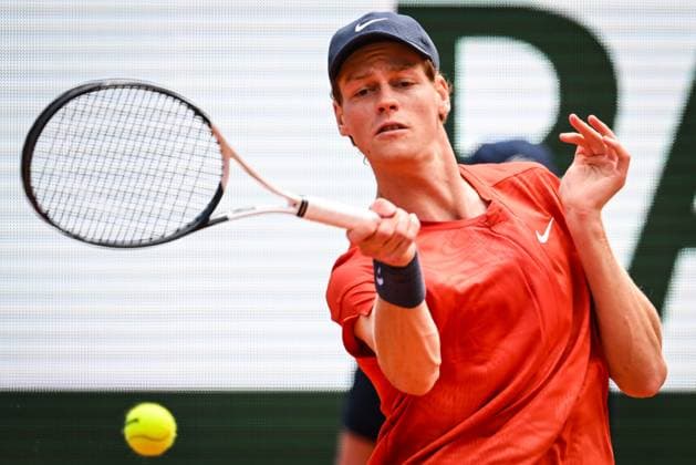 June 4, 2024, Paris, France, France: JANNIK SINNER of Italy in action against G. Dimitrov of Bulgaria during the men s quarter-finals of the French Open at Roland-Garros Stadium in Paris, France. Sinner won 6:2, 6:4, 7:6. Paris France - ZUMAm308 20240604_zsp_m308_017 Copyright: xMatthieuxMirvillex