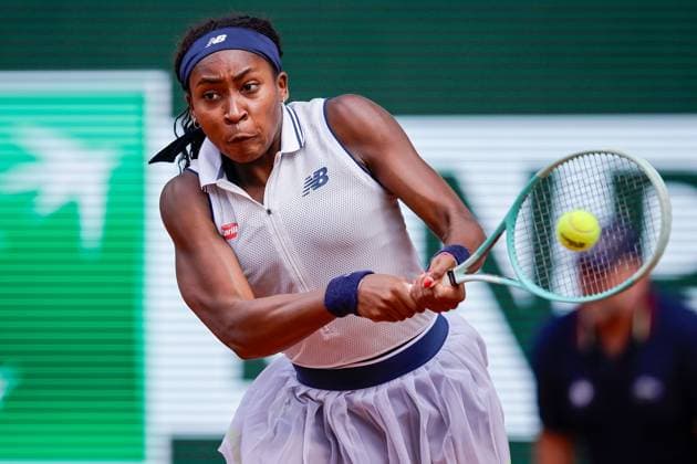 04.06.2024, Tennis, French Open 2024 Roland-Garros, FRA, Paris, Women™s Singles Court Philippe-Chatrier - QUARTERFINALS Bild: v. li. Coco Gauff (USA) spielt eine Rückhand. Copyright: HMBxMedia AntonioxBorga