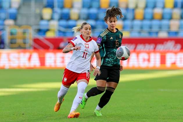 Ewelina Kamczyk (Poland) und Lena Oberdorf (Germany) kaempfen um den Ball, Womens European Qualifiers - Group A4, Poland vs Germany, Stadion Miejski w Gdyni, 04.06.2024, Gdynia, Polen.