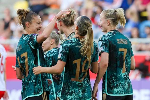 Bilder des Jahres 2024, Sport 06 Juni Sport Themen der Woche KW23 Sport Bilder des Tages Klara Buehl (Germany) bejubelt ihren Treffer zum 1:3 mit Felicitas Rauch (Germany), Alexandra Popp (Germany) und Lea Schueller (Germany), Womens European Qualifiers - Group A4, Poland vs Germany, Stadion Miejski w Gdyni, 04.06.2024, Gdynia, Polen. *** Klara Buehl Germany celebrates her goal for 1 3 with Felicitas Rauch Germany , Alexandra Popp Germany and Lea Schueller Germany , Womens European Qualifiers Group A4, Poland vs Germany, Stadion Miejski w Gdyni, 04 06 2024, Gdynia, Poland
