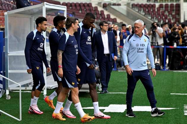 ENTRAINEMENT DES BLEUS PHOTOPQR L EST REPUBLICAIN Alexandre MARCHI ; METZ ; 04 06 2024 ; - EQUIPE DE FRANCE DE FOOTBALL - EURO 2024 - MATCH DE PREPARATION - ENTRAINEMENT. Stade Saint-Symphorien, Metz 4 juin 2024. Antoine GRIEZMANN et Didier DESCHAMPS pendant la séance d entraînement. PHOTO Alexandre MARCHI. Metz, France, june 4th 2024 Training of France national team, Nationalteam before its preparation match for euro 2024 METZ Moselle France  Copyright: xPHOTOPQR L ESTxREPUBLICAIN MAXPPxAlexandrexMARCHIx 20240604NCY7758 20240604NCY7758