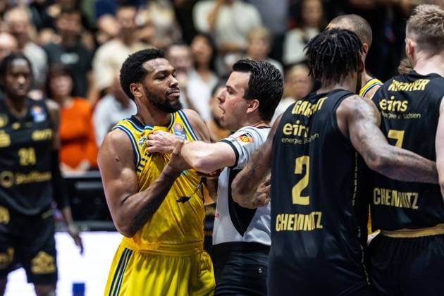 Sport Bilder des Tages easyCredit Basketball Bundesliga, BBL, Saison 2023 2024, Herren, Playoffs, Halbfinale, Spiel 4, 04.06.2024, Niners Chemnitz - Alba Berlin , Sterling Brown (Alba Berlin, No0) diskutiert mit dem Schiedsrichter Copyright. Alexander Trienitz