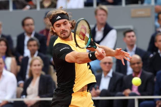 ROLAND GARROS 2024 Thierry Larret Maxppp. Tennis. Roland Garros 2024. Internationaux de France de tennis. Stade Roland Garros, Paris (75). Le 4 juin 2024. Quart de finale. Court Philippe Chatrier : Court Philippe Chatrier : Stefanos TSITSIPAS (GRE) vs Carlos ALCARAZ (ESP) PARIS (75) STADE ROLAND GARROS PARIS ILE DE FRANCE FRANCE  Copyright: xThierryxLarret MAXPPPxThierryxLarretx TL_20240604_2007 0493366248st