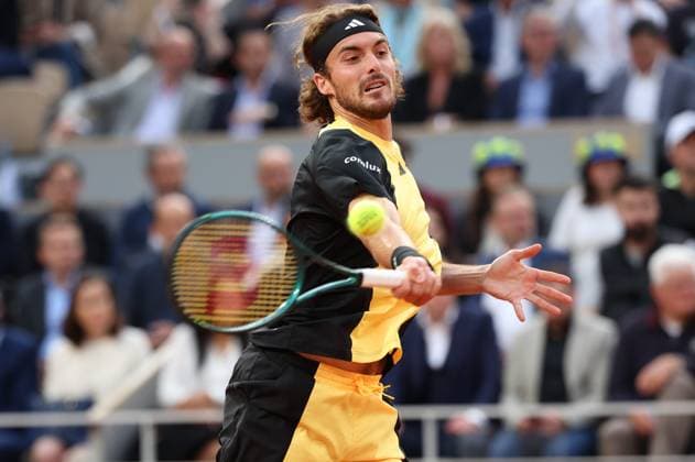 ROLAND GARROS 2024 Thierry Larret Maxppp. Tennis. Roland Garros 2024. Internationaux de France de tennis. Stade Roland Garros, Paris (75). Le 4 juin 2024. Quart de finale. Court Philippe Chatrier : Court Philippe Chatrier : Stefanos TSITSIPAS (GRE) vs Carlos ALCARAZ (ESP) PARIS (75) STADE ROLAND GARROS PARIS ILE DE FRANCE FRANCE  Copyright: xThierryxLarret MAXPPPxThierryxLarretx TL_20240604_2008 0493366255st