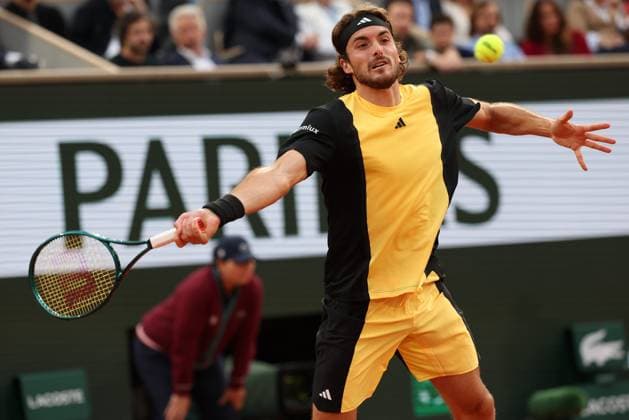 ROLAND GARROS 2024 Thierry Larret Maxppp. Tennis. Roland Garros 2024. Internationaux de France de tennis. Stade Roland Garros, Paris (75). Le 4 juin 2024. Quart de finale. Court Philippe Chatrier : Court Philippe Chatrier : Stefanos TSITSIPAS (GRE) vs Carlos ALCARAZ (ESP) PARIS (75) STADE ROLAND GARROS PARIS ILE DE FRANCE FRANCE  Copyright: xThierryxLarret MAXPPPxThierryxLarretx TL_20240604_2015 0493366270st
