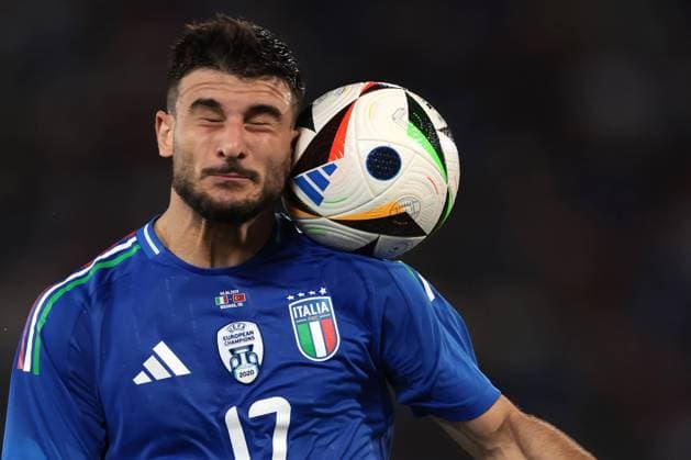 Bilder des Jahres 2024, Sport 06 Juni Sport Themen der Woche KW23 Sport Bilder des Tages Bologna, Italy, 4th June 2024. Riccardo Orsolini of Italy heads the ball during the International Friendly, Länderspiel, Nationalmannschaft match at Stadio Renato Dall Ara, Bologna. Picture credit should read: Jonathan Moscrop Sportimage EDITORIAL USE ONLY. No use with unauthorised audio, video, data, fixture lists, club league logos or live services. Online in-match use limited to 120 images, no video emulation. No use in betting, games or single club league player publications. SPI-3179-0022