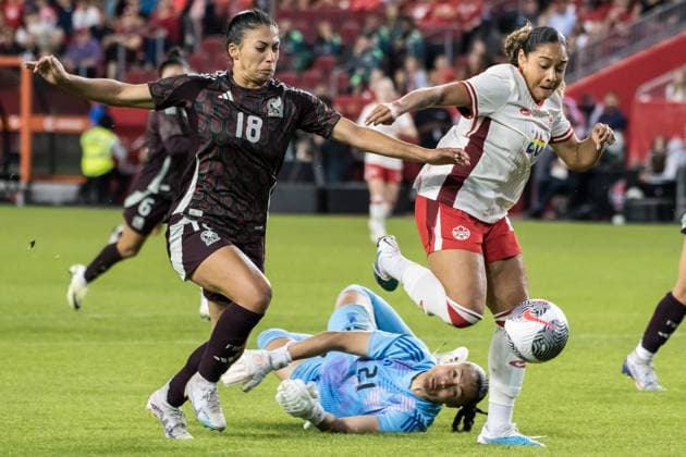 June 4, 2024, Toronto, Ontario, Canada: Olivia Smith 26 (R) of Canada, Reyna Reyes 18 (L) of Mexico and Esthefanny Barreras 21 (C) of Mexico in action during an International Friendly, Länderspiel, Nationalmannschaft match at BMO Field. The game ended 1-1. Toronto Canada - ZUMAs197 20240604_aaa_s197_454 Copyright: xAngelxMarchinix