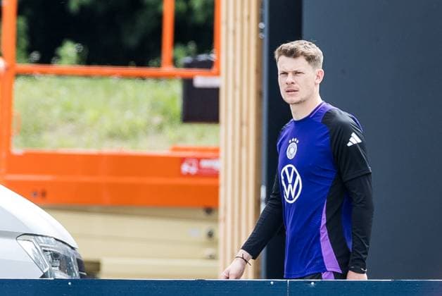 Trainingslager Vorbereitung UEFA EURO 2024 Deutschland; 05.06.2024 Alexander Nübel (Deutschland, 15) kommt am Trainingsplatz an Trainingslager Vorbereitung UEFA EURO 2024 Deutschland - Training; HerzoBase, Herzogenaurach am 05.06.2024 Copyright: xBEAUTIFULxSPORTS Wunderlx