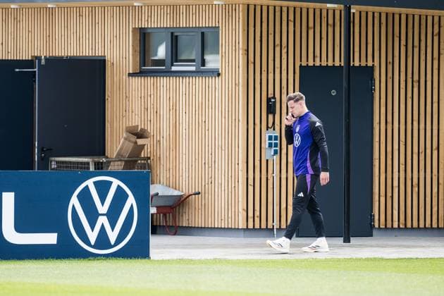 Trainingslager Vorbereitung UEFA EURO 2024 Deutschland; 05.06.2024 Marc-Andre ter Stegen (Deutschland, 22) kommt telefonierend am Trainingsplatz an Trainingslager Vorbereitung UEFA EURO 2024 Deutschland - Training; HerzoBase, Herzogenaurach am 05.06.2024 Copyright: xBEAUTIFULxSPORTS Wunderlx