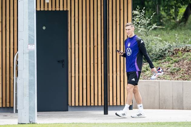 Trainingslager Vorbereitung UEFA EURO 2024 Deutschland; 05.06.2024 Nico Schlotterbeck (Deutschland) kommt am Trainingsplatz an Trainingslager Vorbereitung UEFA EURO 2024 Deutschland - Training; HerzoBase, Herzogenaurach am 05.06.2024 Copyright: xBEAUTIFULxSPORTS Wunderlx