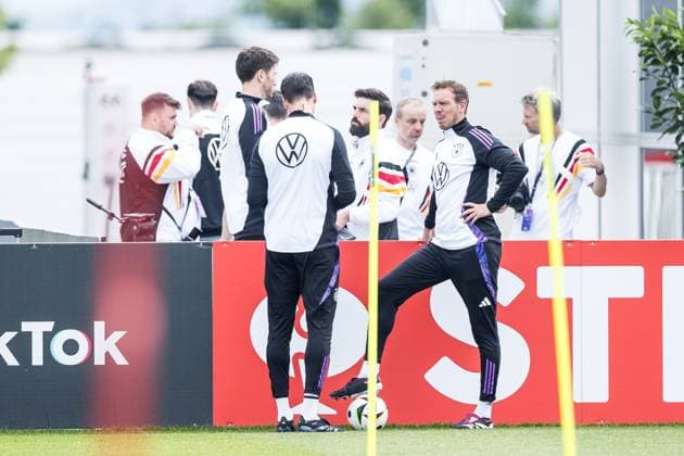 Trainingslager Vorbereitung UEFA EURO 2024 Deutschland; 05.06.2024 Sandro Wagner (Co-Trainer Deutschland) und Julian Nagelsmann (Trainer Deutschland) unterhalten sich am Trainingsplatz Trainingslager Vorbereitung UEFA EURO 2024 Deutschland - Training; HerzoBase, Herzogenaurach am 05.06.2024 Copyright: xBEAUTIFULxSPORTS Wunderlx