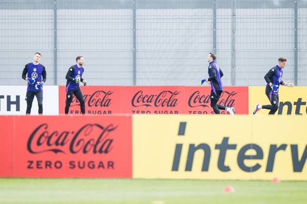 Trainingslager Vorbereitung UEFA EURO 2024 Deutschland; 05.06.2024 Die Torhüter wärmen sich auf dem hinteren Trainingsplatz auf Alexander Nübel (Deutschland, 15), Oliver Baumann (Deutschland, 12), Manuel Neuer (Deutschland, 1), Marc-Andre ter Stegen (Deutschland, 22) Trainingslager Vorbereitung UEFA EURO 2024 Deutschland - Training; HerzoBase, Herzogenaurach am 05.06.2024 Copyright: xBEAUTIFULxSPORTS Wunderlx