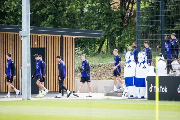 Trainingslager Vorbereitung UEFA EURO 2024 Deutschland; 05.06.2024 Robin Koch (Deutschland, 24), Aleksandar Pavlovic (Deutschland, 25), Jamal Musiala (Deutschland, 10), Maximilian Beier (Deutschland, 14), Toni Kroos (Deutschland), Jonathan Tah (Deutschland, 4), Kai Havertz (Deutschland, 7), Antonio Rüdiger (Deutschland) kommen am Trainingsplatz an Trainingslager Vorbereitung UEFA EURO 2024 Deutschland - Training; HerzoBase, Herzogenaurach am 05.06.2024 Copyright: xBEAUTIFULxSPORTS Wunderlx