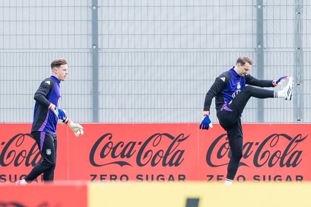 Trainingslager Vorbereitung UEFA EURO 2024 Deutschland; 05.06.2024 Die Torhüter wärmen sich auf dem hinteren Trainingsplatz auf Marc-Andre ter Stegen (Deutschland, 22), Manuel Neuer (Deutschland, 1) Trainingslager Vorbereitung UEFA EURO 2024 Deutschland - Training; HerzoBase, Herzogenaurach am 05.06.2024 Copyright: xBEAUTIFULxSPORTS Wunderlx