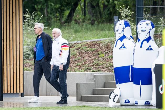 Trainingslager Vorbereitung UEFA EURO 2024 Deutschland; 05.06.2024 Gordon Herbert (Bundestrainer Deutschland Basketball Herren) kommt in Begleitung von Rudi Völler (DFB Direktor A-Nationalmannschaft) an den Trainingsplatz Trainingslager Vorbereitung UEFA EURO 2024 Deutschland - Training; HerzoBase, Herzogenaurach am 05.06.2024 Copyright: xBEAUTIFULxSPORTS Wunderlx