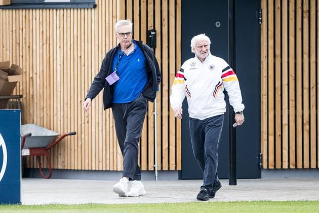 Trainingslager Vorbereitung UEFA EURO 2024 Deutschland; 05.06.2024 Gordon Herbert (Bundestrainer Deutschland Basketball Herren) kommt in Begleitung von Rudi Völler (DFB Direktor A-Nationalmannschaft) an den Trainingsplatz Trainingslager Vorbereitung UEFA EURO 2024 Deutschland - Training; HerzoBase, Herzogenaurach am 05.06.2024 Copyright: xBEAUTIFULxSPORTS Wunderlx