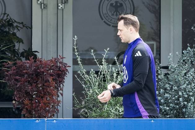 Trainingslager Vorbereitung UEFA EURO 2024 Deutschland; 05.06.2024 Manuel Neuer (Deutschland, 1) kommt am Trainingsplatz an Trainingslager Vorbereitung UEFA EURO 2024 Deutschland - Training; HerzoBase, Herzogenaurach am 05.06.2024 Copyright: xBEAUTIFULxSPORTS Wunderlx