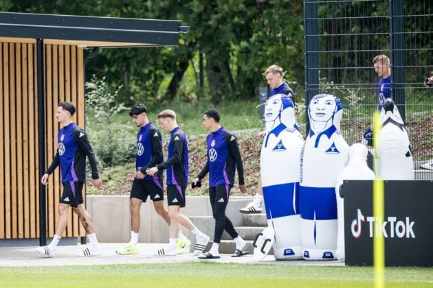 Trainingslager Vorbereitung UEFA EURO 2024 Deutschland; 05.06.2024 Robin Koch (Deutschland, 24), Aleksandar Pavlovic (Deutschland, 25), Chris Führich (Deutschland, 11), Jamal Musiala (Deutschland, 10) kommen am Trainingsplatz an Trainingslager Vorbereitung UEFA EURO 2024 Deutschland - Training; HerzoBase, Herzogenaurach am 05.06.2024 Copyright: xBEAUTIFULxSPORTS Wunderlx
