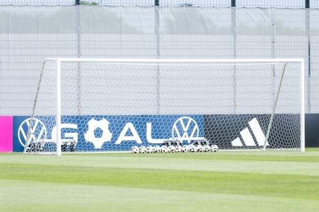 Trainingslager Vorbereitung UEFA EURO 2024 Deutschland; 05.06.2024 Symbolfoto: Bälle im Tor UEFA EURO, EM, Europameisterschaft,Fussball 2024 Ball Fussballliebe der Marke adidas Dahinter VW Bande Trainingslager Vorbereitung UEFA EURO 2024 Deutschland - Training; HerzoBase, Herzogenaurach am 05.06.2024 Copyright: xBEAUTIFULxSPORTS Wunderlx
