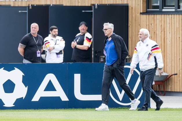 Trainingslager Vorbereitung UEFA EURO 2024 Deutschland; 05.06.2024 Gordon Herbert (Bundestrainer Deutschland Basketball Herren) kommt in Begleitung von Rudi Völler (DFB Direktor A-Nationalmannschaft) an den Trainingsplatz Trainingslager Vorbereitung UEFA EURO 2024 Deutschland - Training; HerzoBase, Herzogenaurach am 05.06.2024 Copyright: xBEAUTIFULxSPORTS Wunderlx