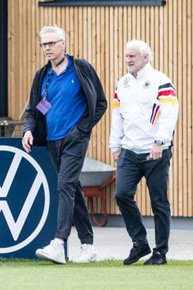 Trainingslager Vorbereitung UEFA EURO 2024 Deutschland; 05.06.2024 Gordon Herbert (Bundestrainer Deutschland Basketball Herren) kommt in Begleitung von Rudi Völler (DFB Direktor A-Nationalmannschaft) an den Trainingsplatz Trainingslager Vorbereitung UEFA EURO 2024 Deutschland - Training; HerzoBase, Herzogenaurach am 05.06.2024 Copyright: xBEAUTIFULxSPORTS Wunderlx