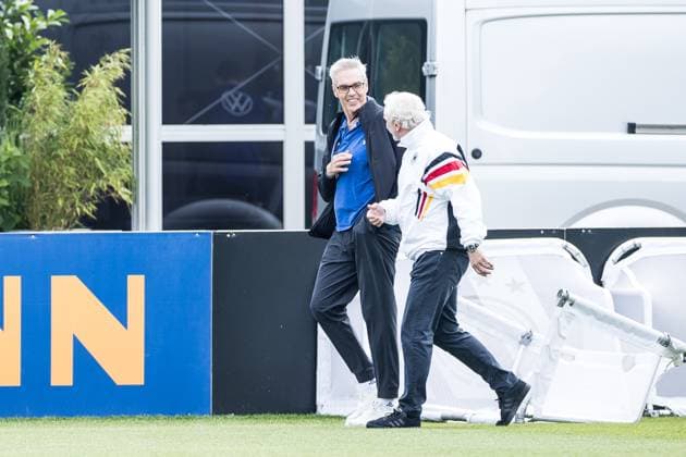 Trainingslager Vorbereitung UEFA EURO 2024 Deutschland; 05.06.2024 Gordon Herbert (Bundestrainer Deutschland Basketball Herren) kommt in Begleitung von Rudi Völler (DFB Direktor A-Nationalmannschaft) an den Trainingsplatz Trainingslager Vorbereitung UEFA EURO 2024 Deutschland - Training; HerzoBase, Herzogenaurach am 05.06.2024 Copyright: xBEAUTIFULxSPORTS Wunderlx
