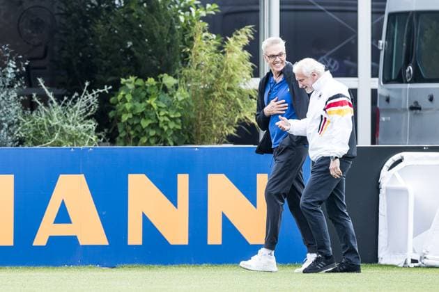 Trainingslager Vorbereitung UEFA EURO 2024 Deutschland; 05.06.2024 Gordon Herbert (Bundestrainer Deutschland Basketball Herren) kommt in Begleitung von Rudi Völler (DFB Direktor A-Nationalmannschaft) an den Trainingsplatz Trainingslager Vorbereitung UEFA EURO 2024 Deutschland - Training; HerzoBase, Herzogenaurach am 05.06.2024 Copyright: xBEAUTIFULxSPORTS Wunderlx