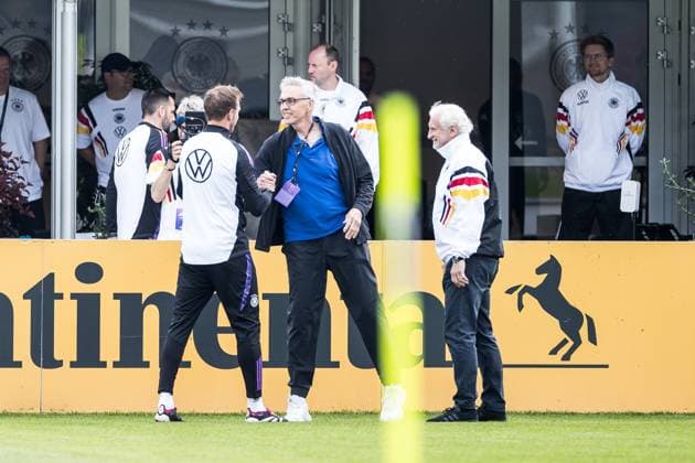 Trainingslager Vorbereitung UEFA EURO 2024 Deutschland; 05.06.2024 Gordon Herbert (Bundestrainer Deutschland Basketball Herren) kommt in Begleitung von Rudi Völler (DFB Direktor A-Nationalmannschaft) an den Trainingsplatz und begrüßt Julian Nagelsmann (Trainer Deutschland) Trainingslager Vorbereitung UEFA EURO 2024 Deutschland - Training; HerzoBase, Herzogenaurach am 05.06.2024 Copyright: xBEAUTIFULxSPORTS Wunderlx