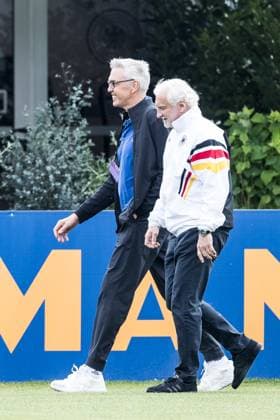 Trainingslager Vorbereitung UEFA EURO 2024 Deutschland; 05.06.2024 Gordon Herbert (Bundestrainer Deutschland Basketball Herren) kommt in Begleitung von Rudi Völler (DFB Direktor A-Nationalmannschaft) an den Trainingsplatz Trainingslager Vorbereitung UEFA EURO 2024 Deutschland - Training; HerzoBase, Herzogenaurach am 05.06.2024 Copyright: xBEAUTIFULxSPORTS Wunderlx