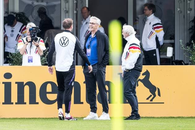 Trainingslager Vorbereitung UEFA EURO 2024 Deutschland; 05.06.2024 Julian Nagelsmann (Trainer Deutschland), Gordon Herbert (Bundestrainer Deutschland Basketball Herren) und Rudi Völler (DFB Direktor A-Nationalmannschaft) unterhalten sich am Trainingsplatz Trainingslager Vorbereitung UEFA EURO 2024 Deutschland - Training; HerzoBase, Herzogenaurach am 05.06.2024 Copyright: xBEAUTIFULxSPORTS Wunderlx